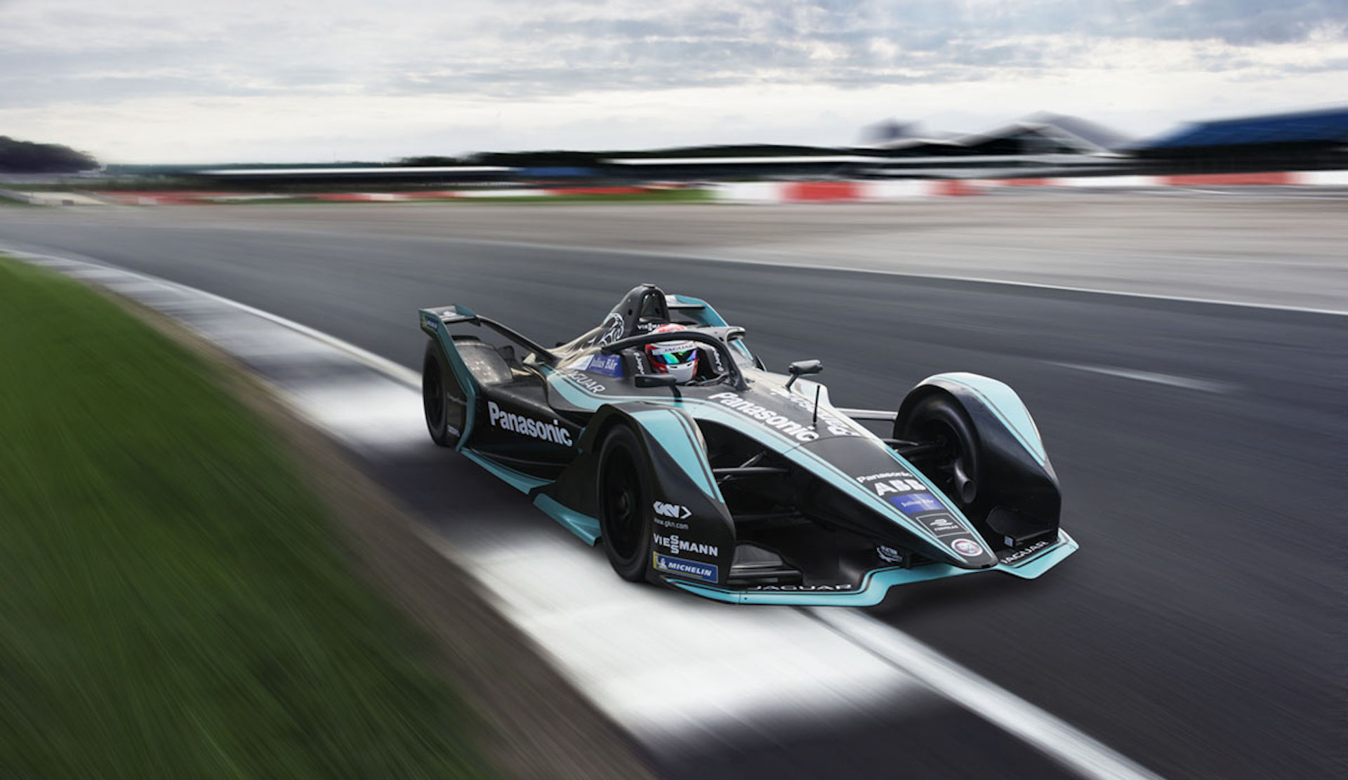 Команда чемпионата Formula E Panasonic Jaguar Racing представила новую машину для сезона 2018-19 годов