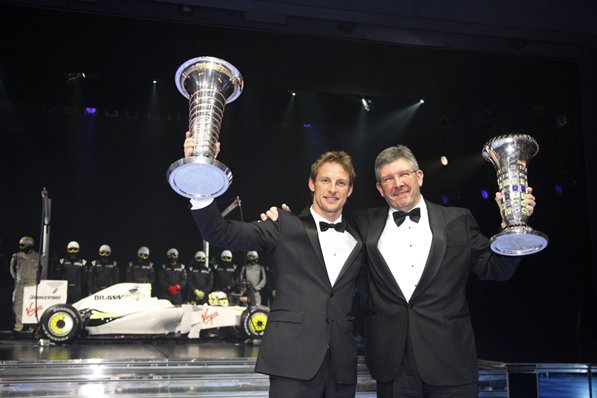 Дженсон Баттон и Росс Брон получают призы за чемпионство в 2009 году