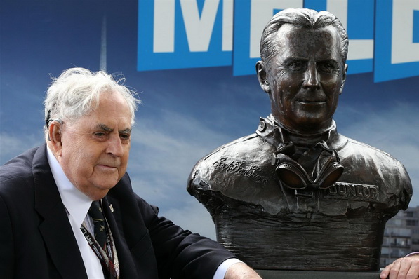 Джек Брэбэм и его бронзовый бюст на Гран-При Австралии 2013 | Jack Brabham and his bronze bustat 2013 Australian Grand Prix